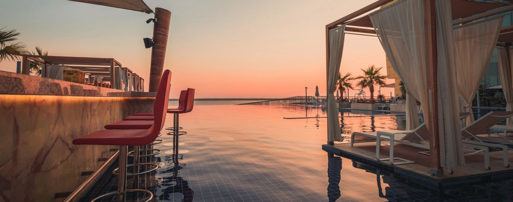 The_View_Pool_Bar_3.jpg