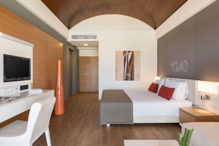 04_Deluxe_room_pool_view.jpg