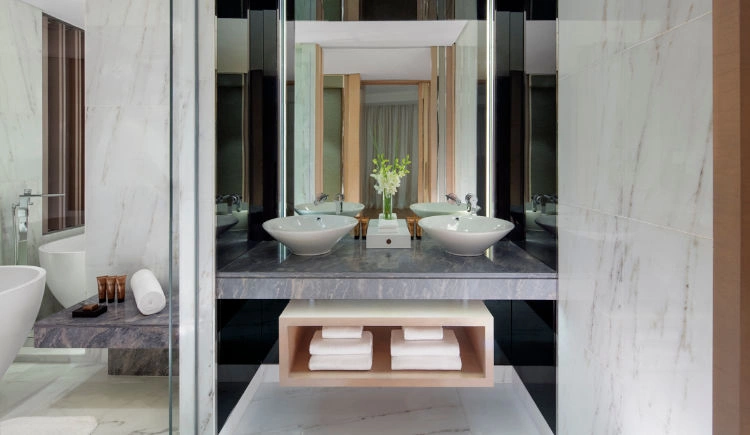 13_Silver_screen_suite_bathroom.jpeg