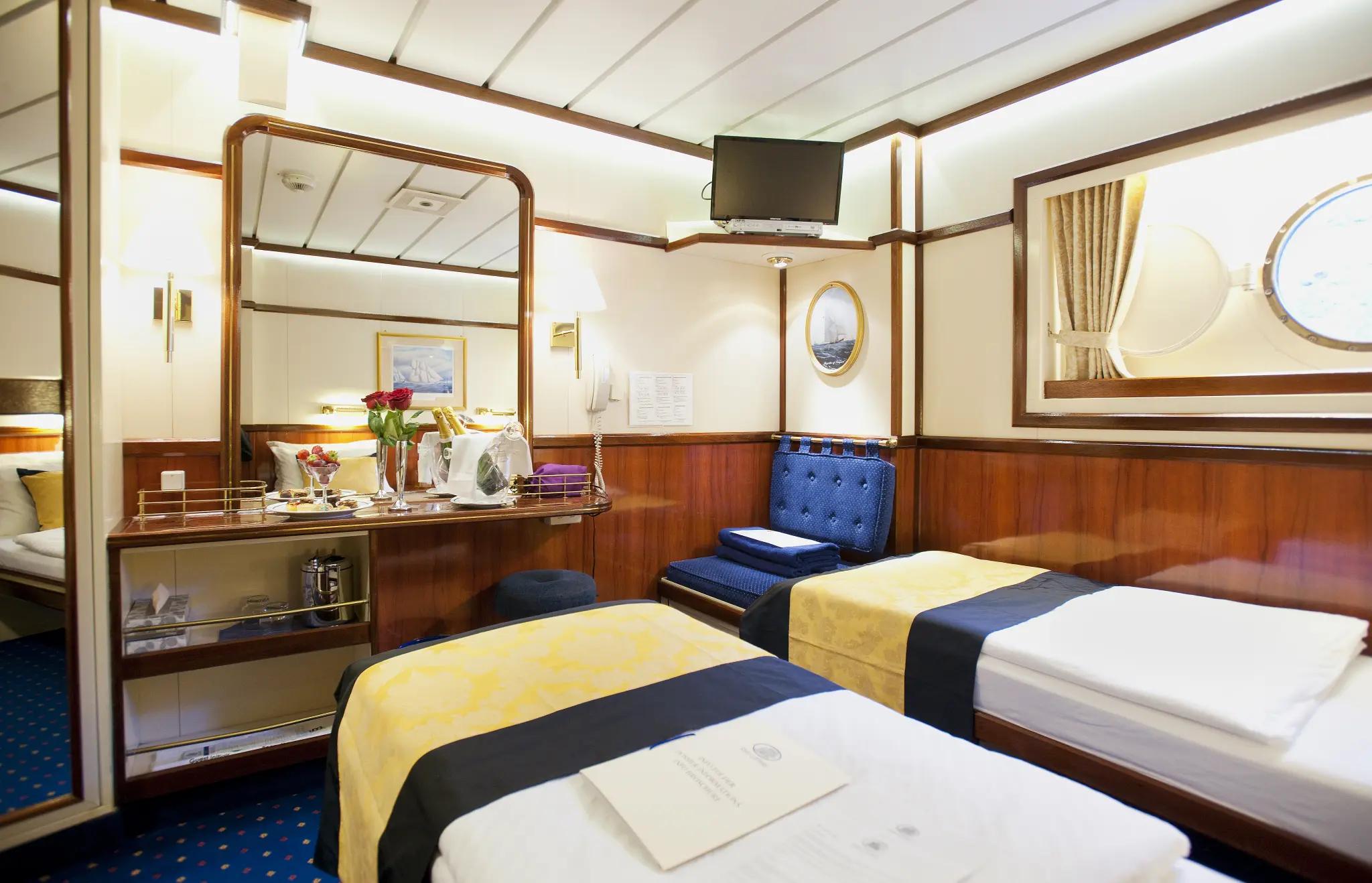 cabin-star-flyer-cat2-twin-beds.jpg