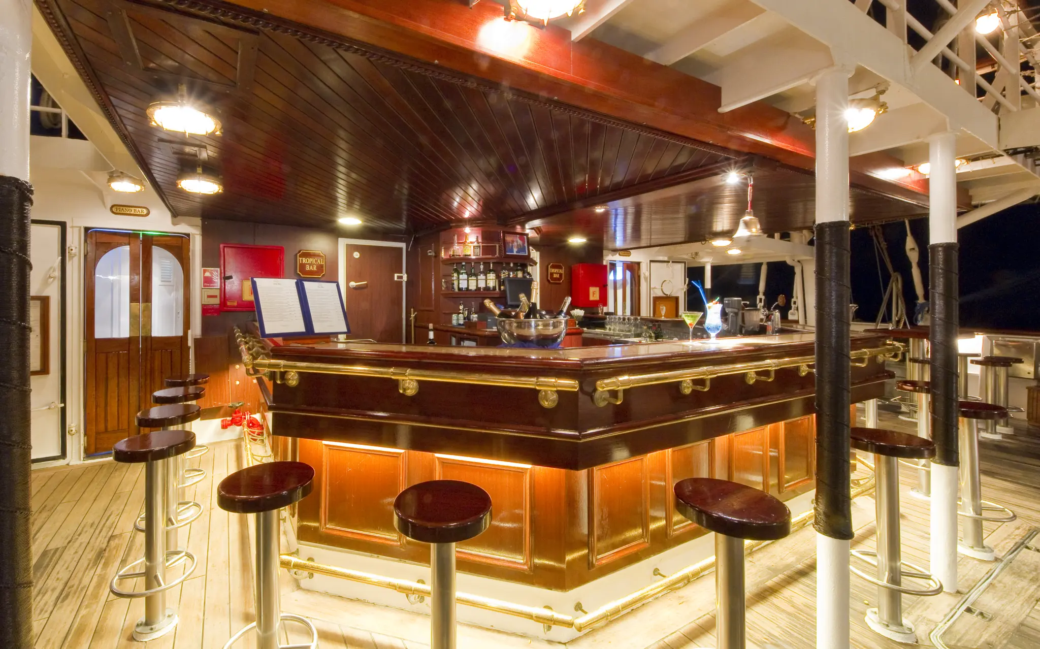 sc-interiors_Star Clipper_Tropicalbar_MP.jpg
