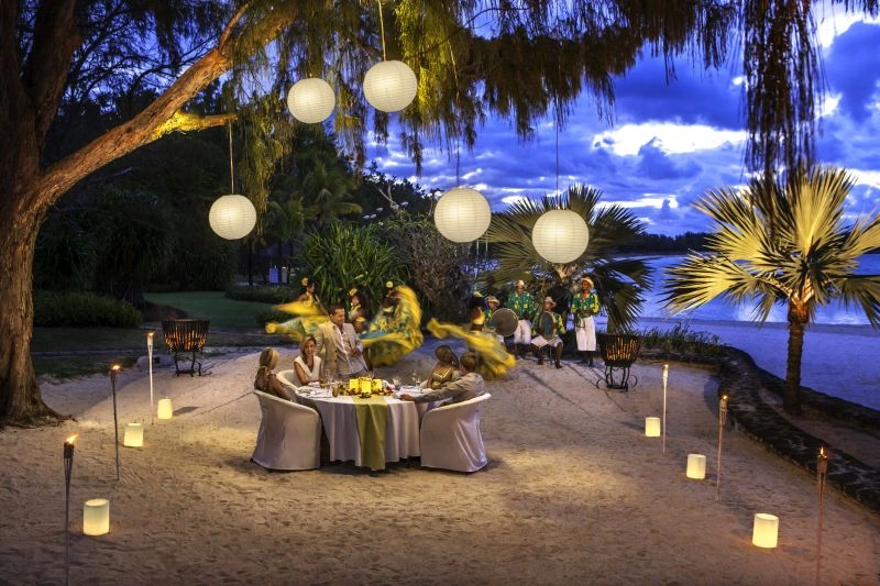 05_Beach_Dinner.jpg