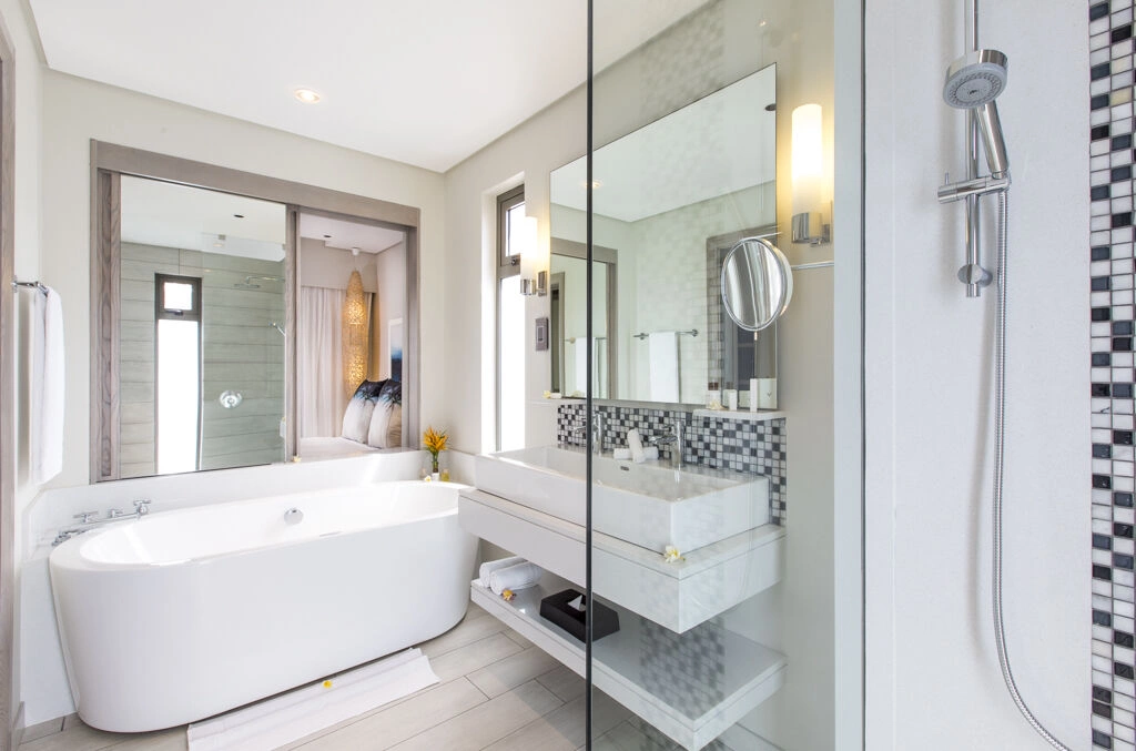 Junior_Suite_-_Bathroom.jpg