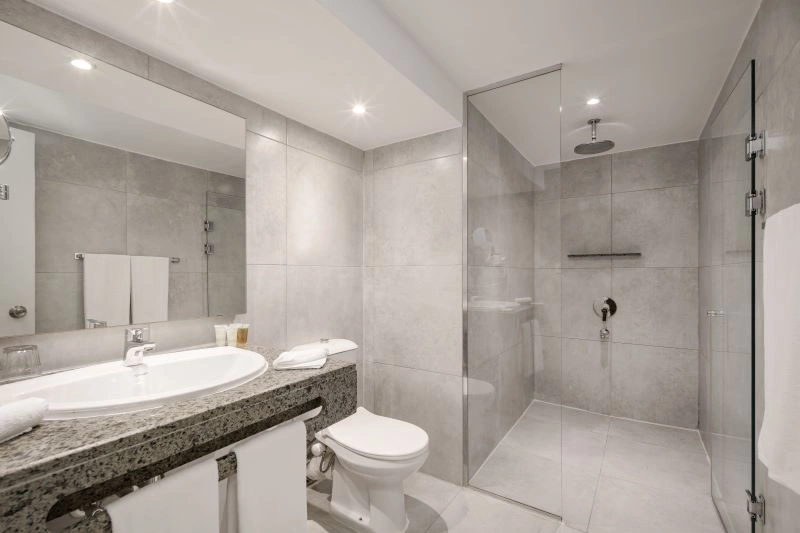 Bathroom_Deluxe_Family_Suite.jpg