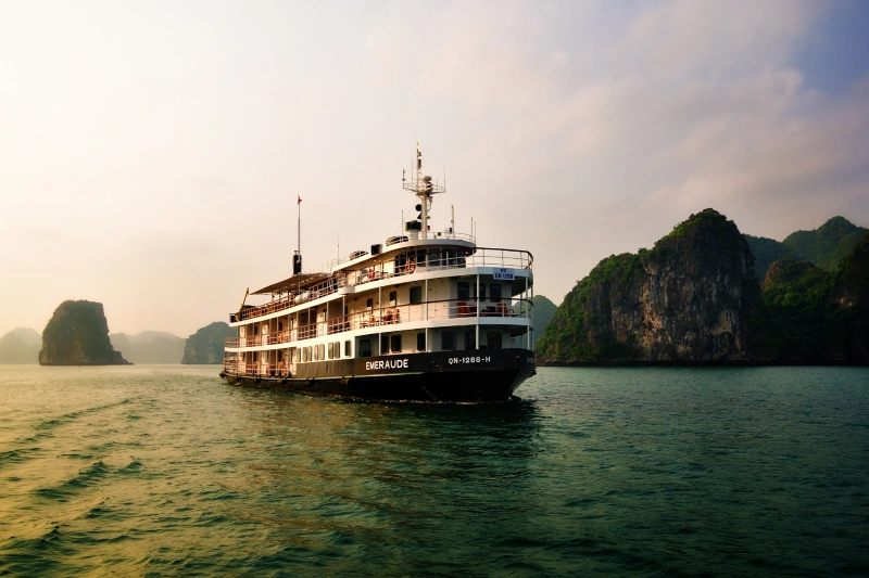 Halong_Bay_-_Emeraude.png