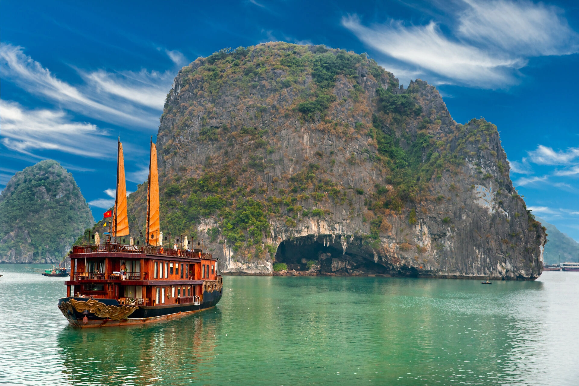 Halong_AdobeStock_37040312.jpeg