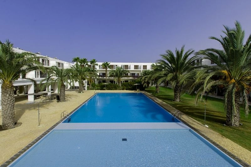 Swmmingpool_and_Gardensre-2.jpg