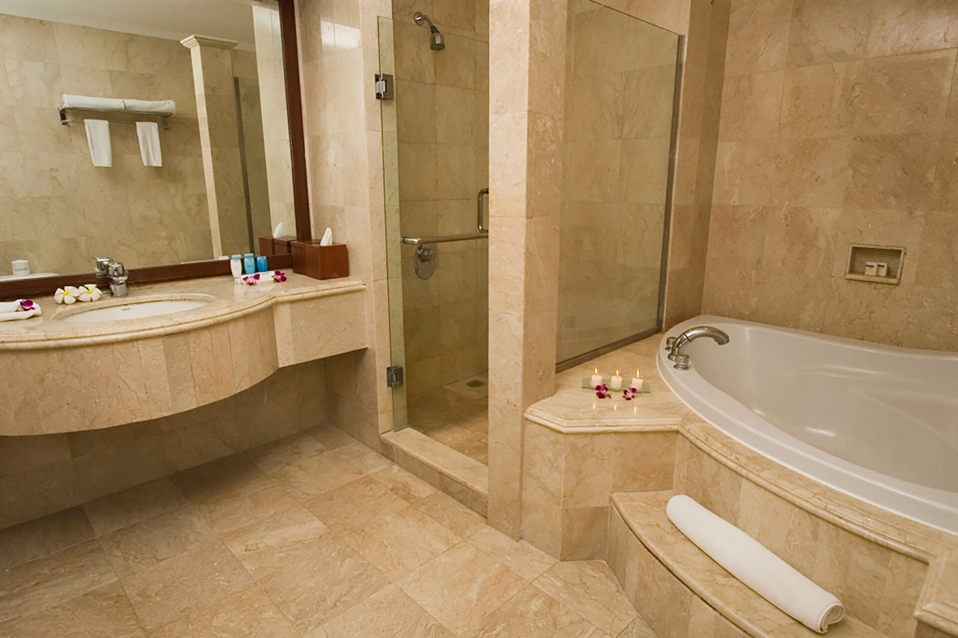 Deluxe_Bathroom_Hotel_Nikko_Bali.jpg