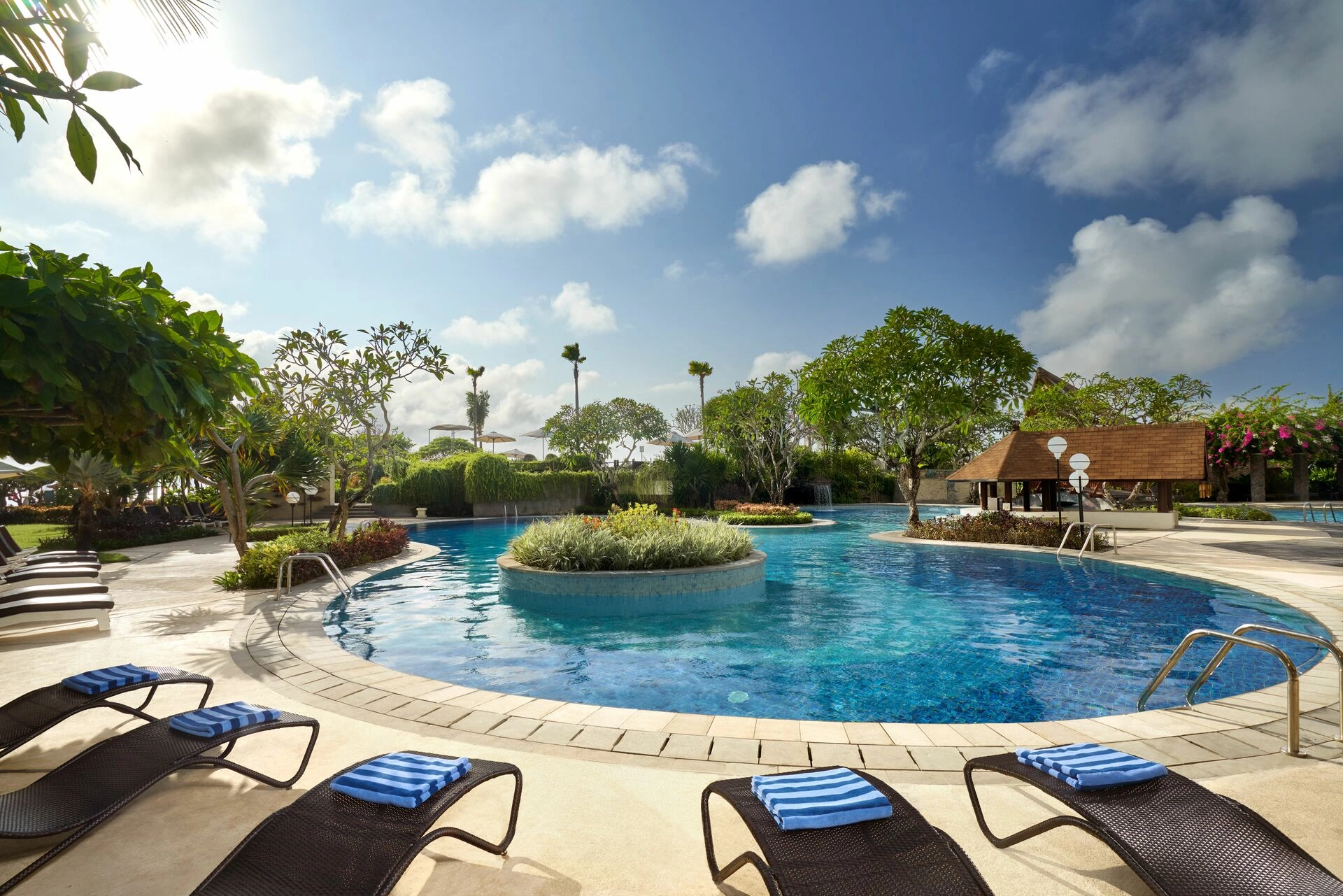 Main_Pool_01.jpg