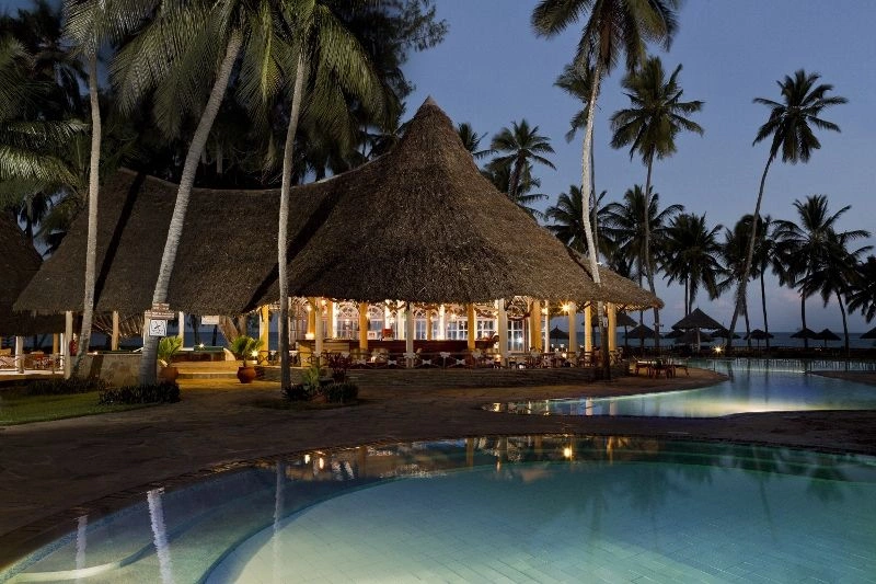 Paradise_Bar_and_Pool_Exterior.jpg