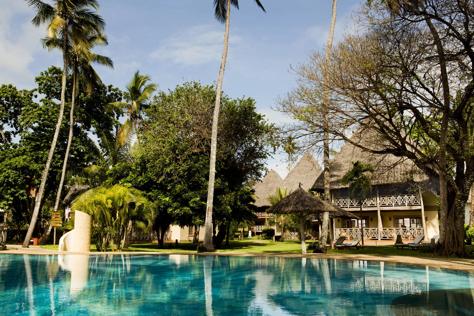 Palm_MAIN_Pool_and_Bungalows_bis.jpg