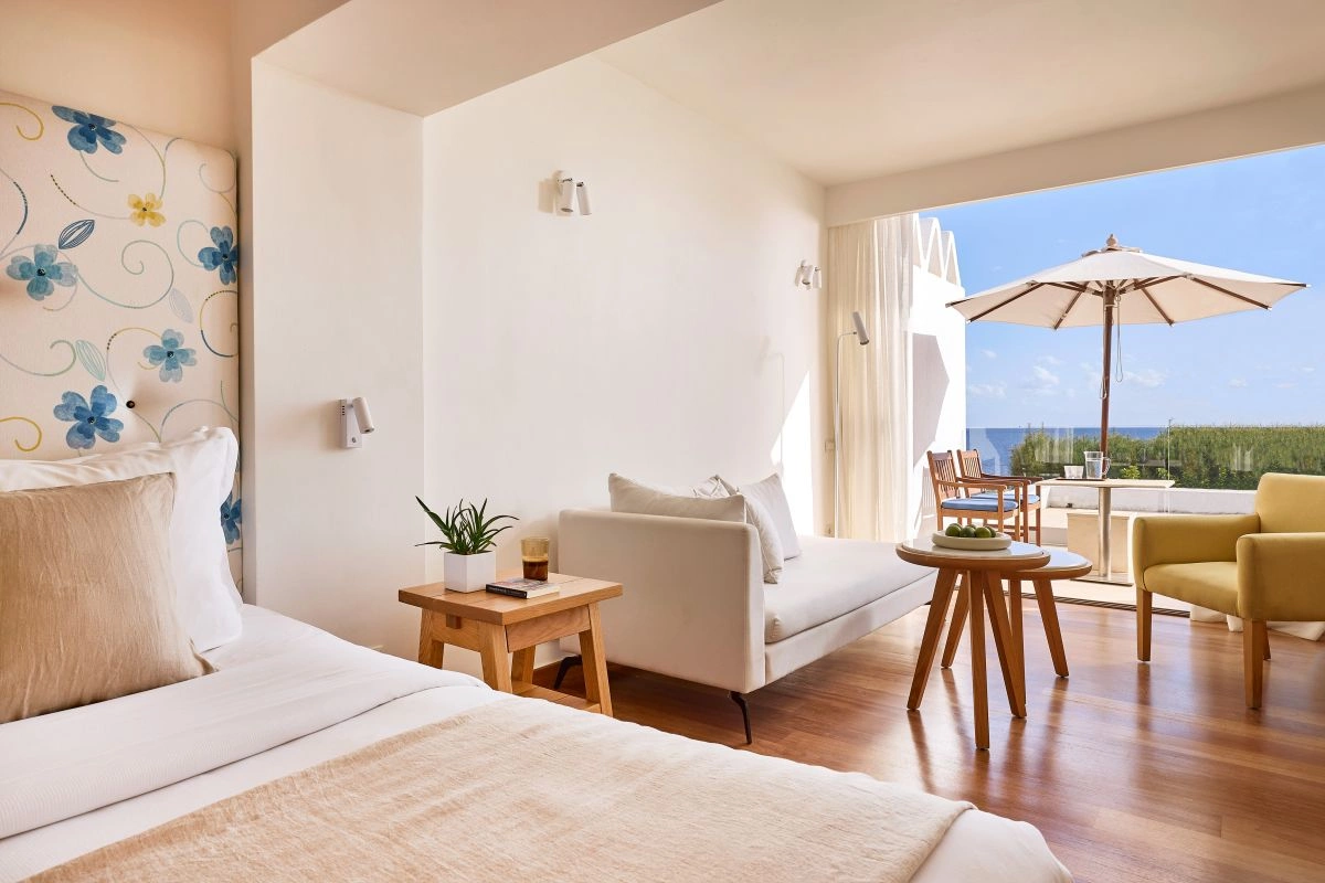04_Classic_Junior_Suite_SeaView.jpg