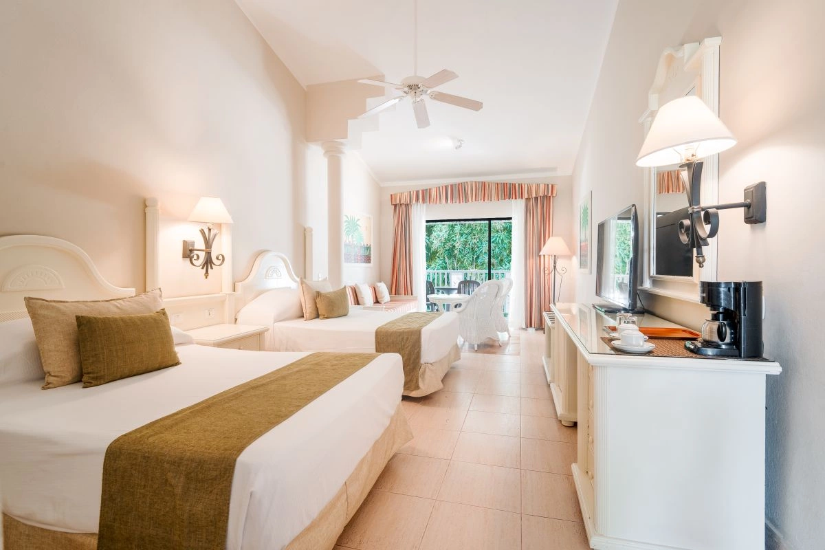 07_2_Double_Beds_Junior_Suite.jpg