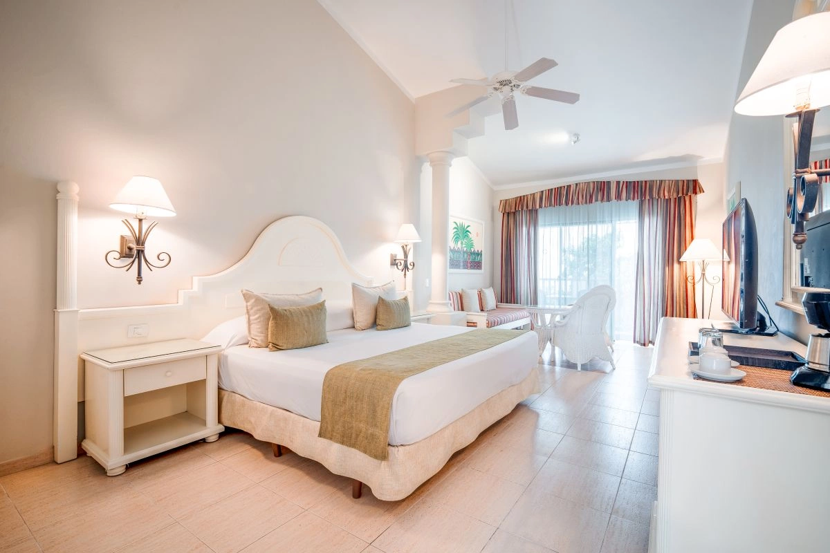 08_Ocean_Front_Junior_Suite.jpg