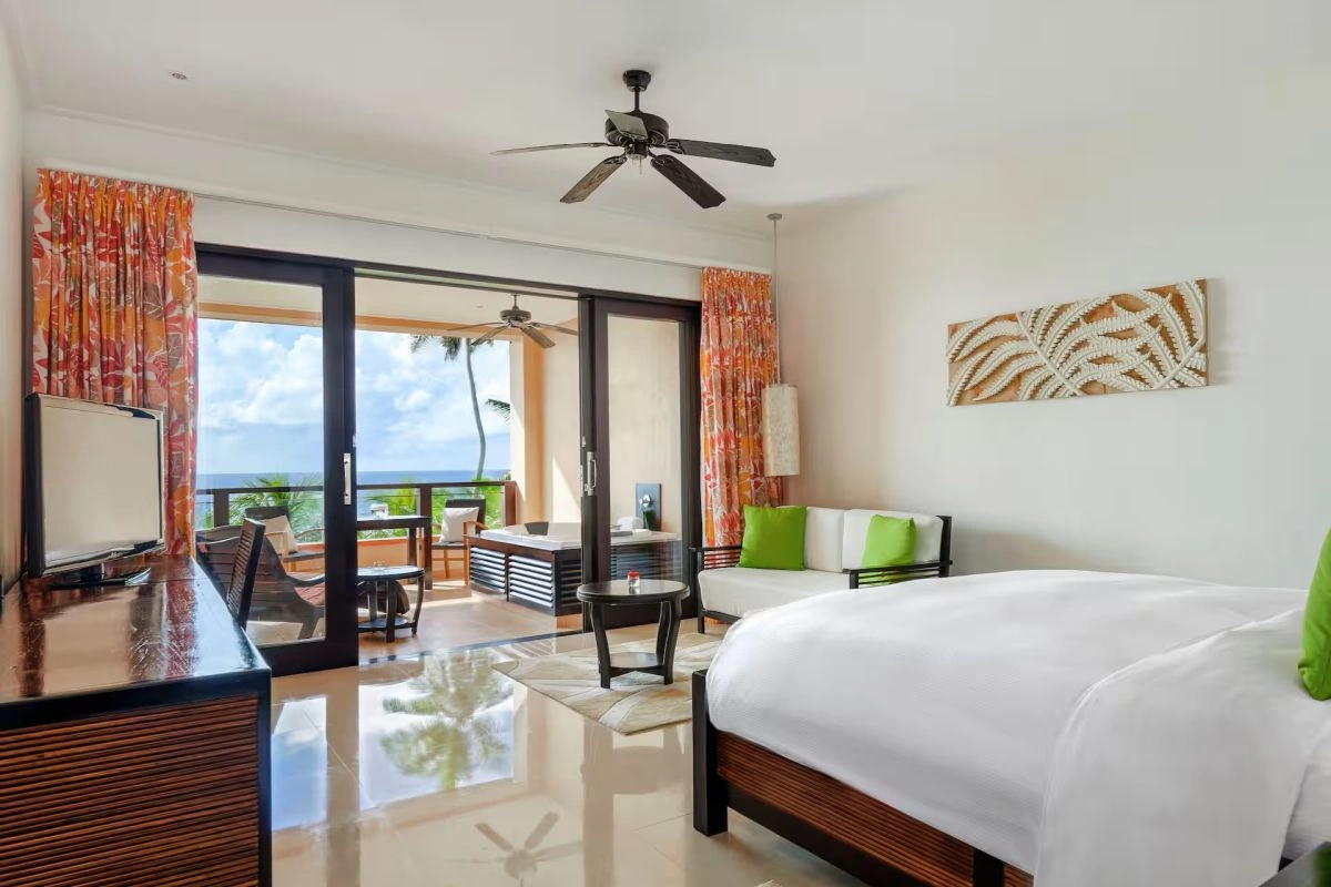 10_King-premium_ocean_view_-room-jacuzzi.jpg