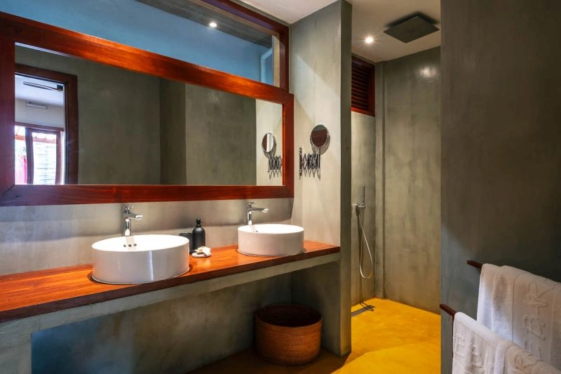 BEACHSIDE_ROOM_BATHROOM.jpg