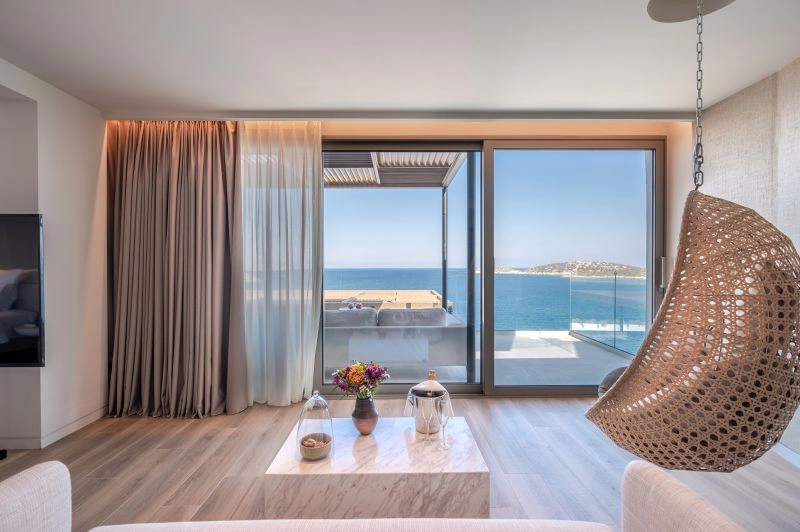06_superb_suite_living_room.jpg