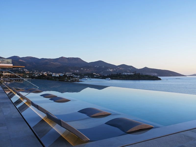 12_main_infinity_pool_main_photo.jpg