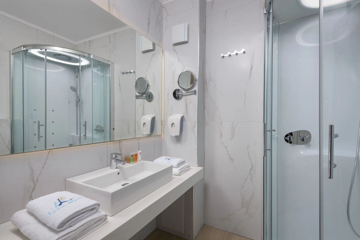 Deluxe-Sharing-Pool-Bathroom.jpg