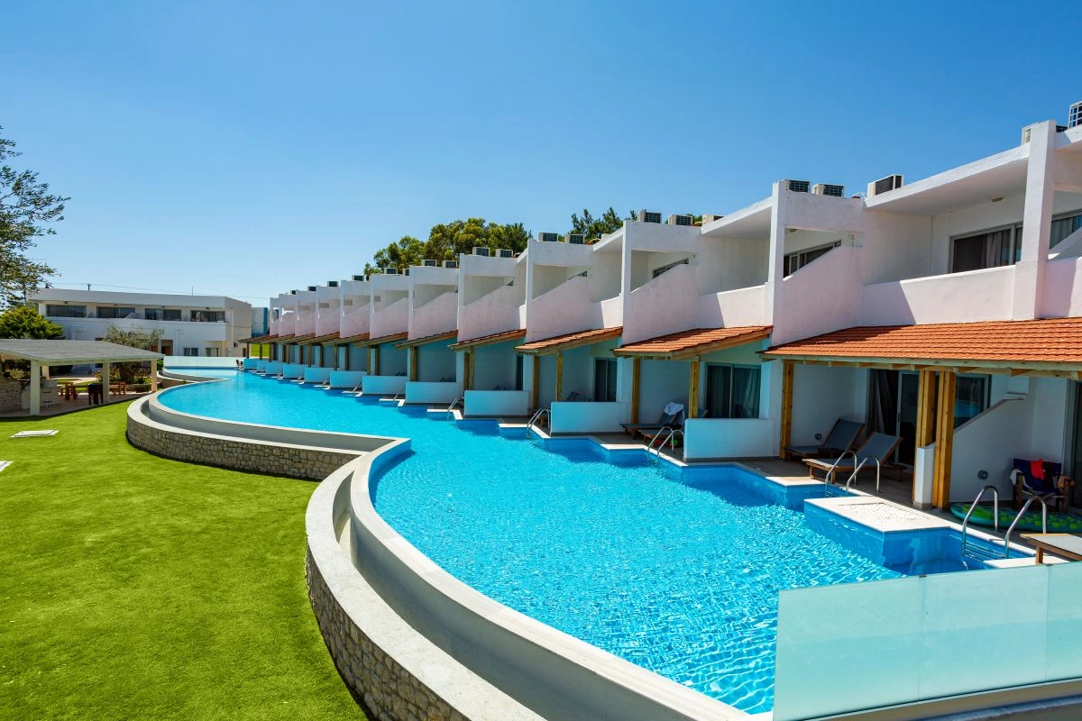 Suites_sharing_pool.jpg