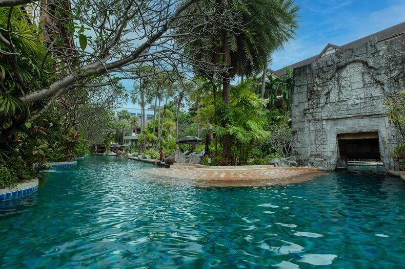 Deluxe_Pool_1.jpg