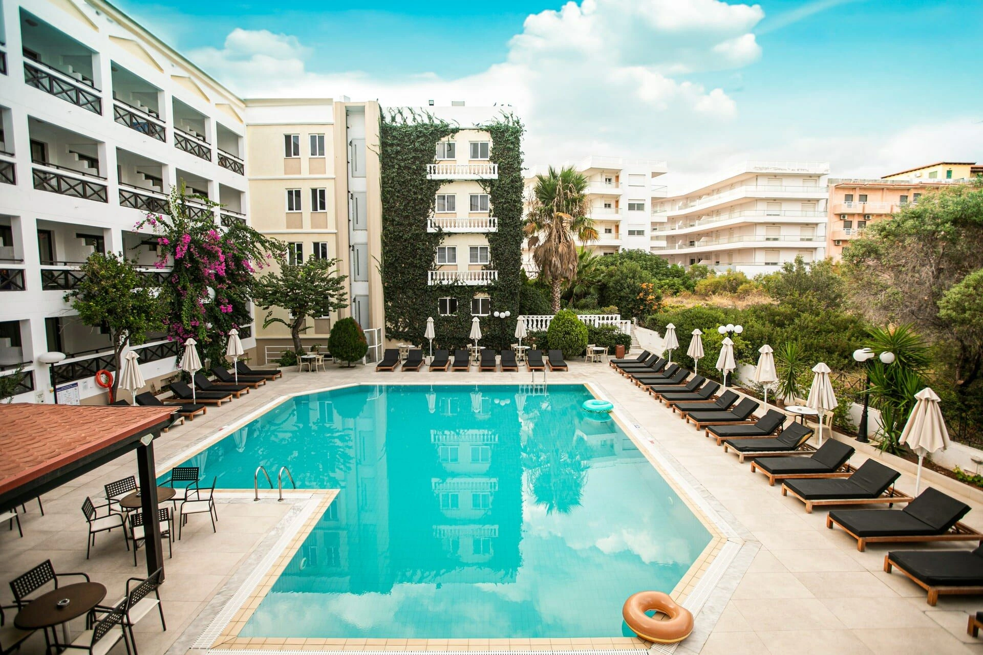palace_home_gal.pool_50_v2.jpg