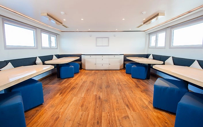 saloon_1_b32dc_lg.jpg