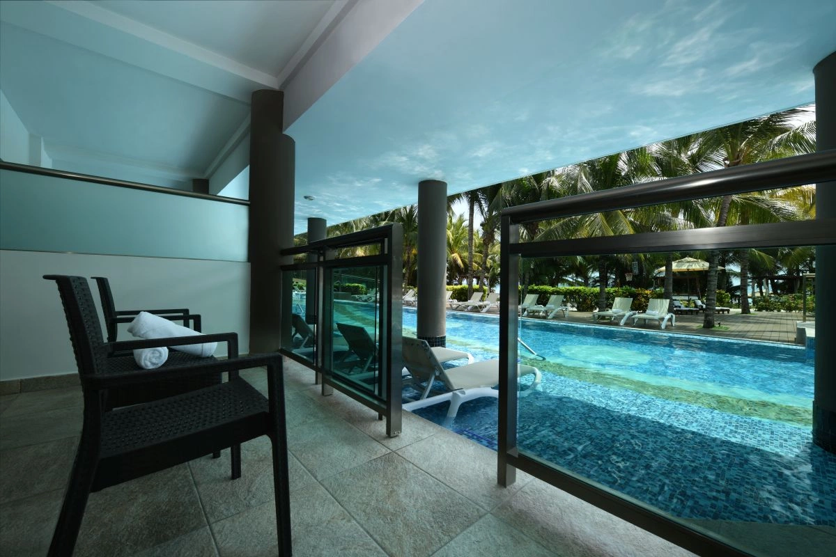 15_OB_Pool_Swim_Up.jpg