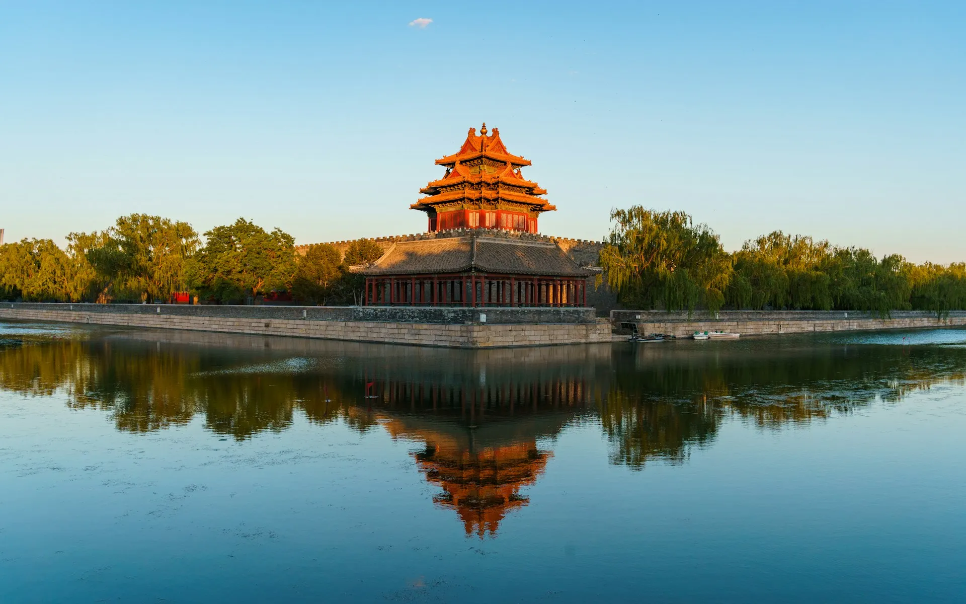 Tour d'angle de la Cité interdite se reflétant dans les douves, Pékin