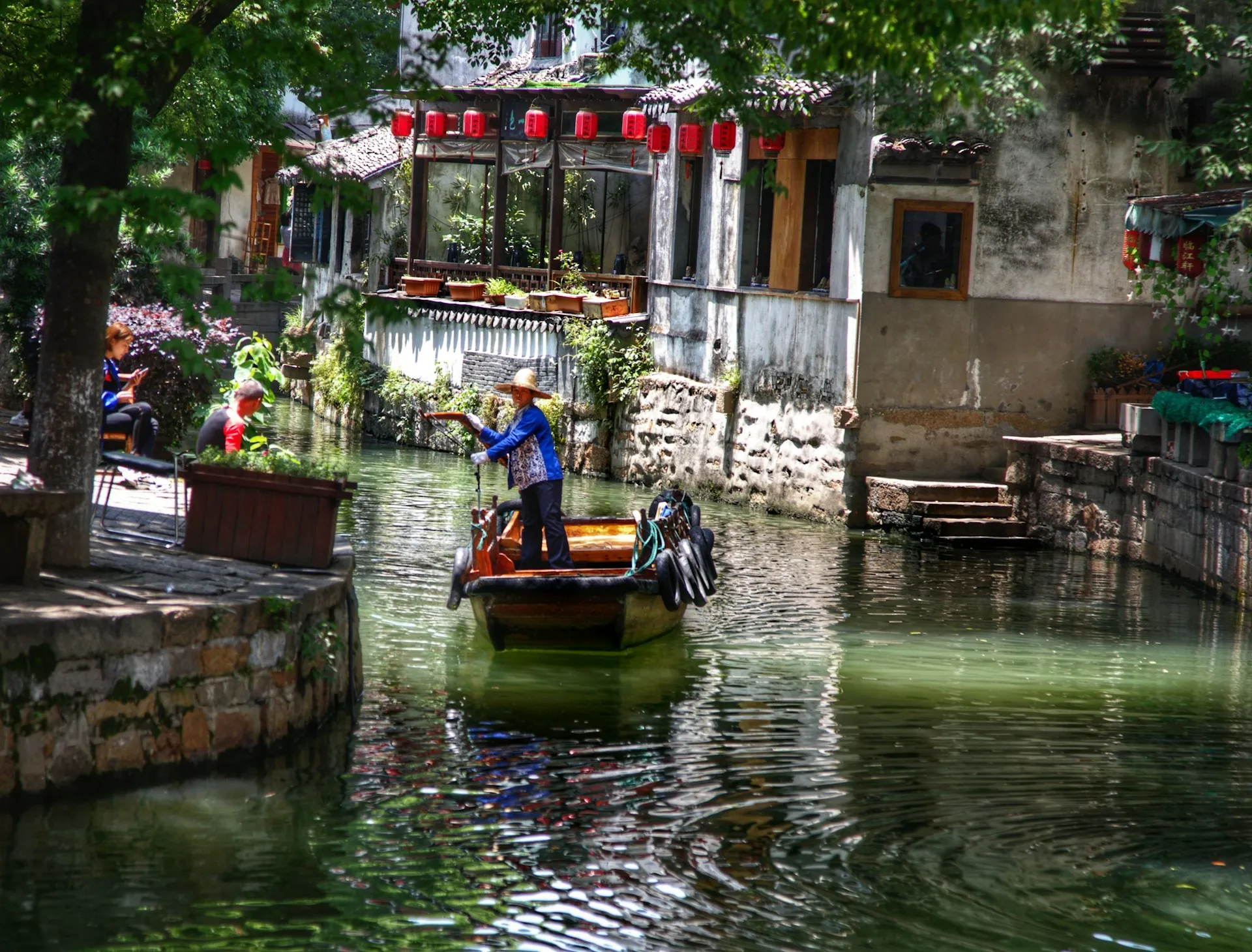 Batelier sur un canal d'un village d'eau près de Suzhou