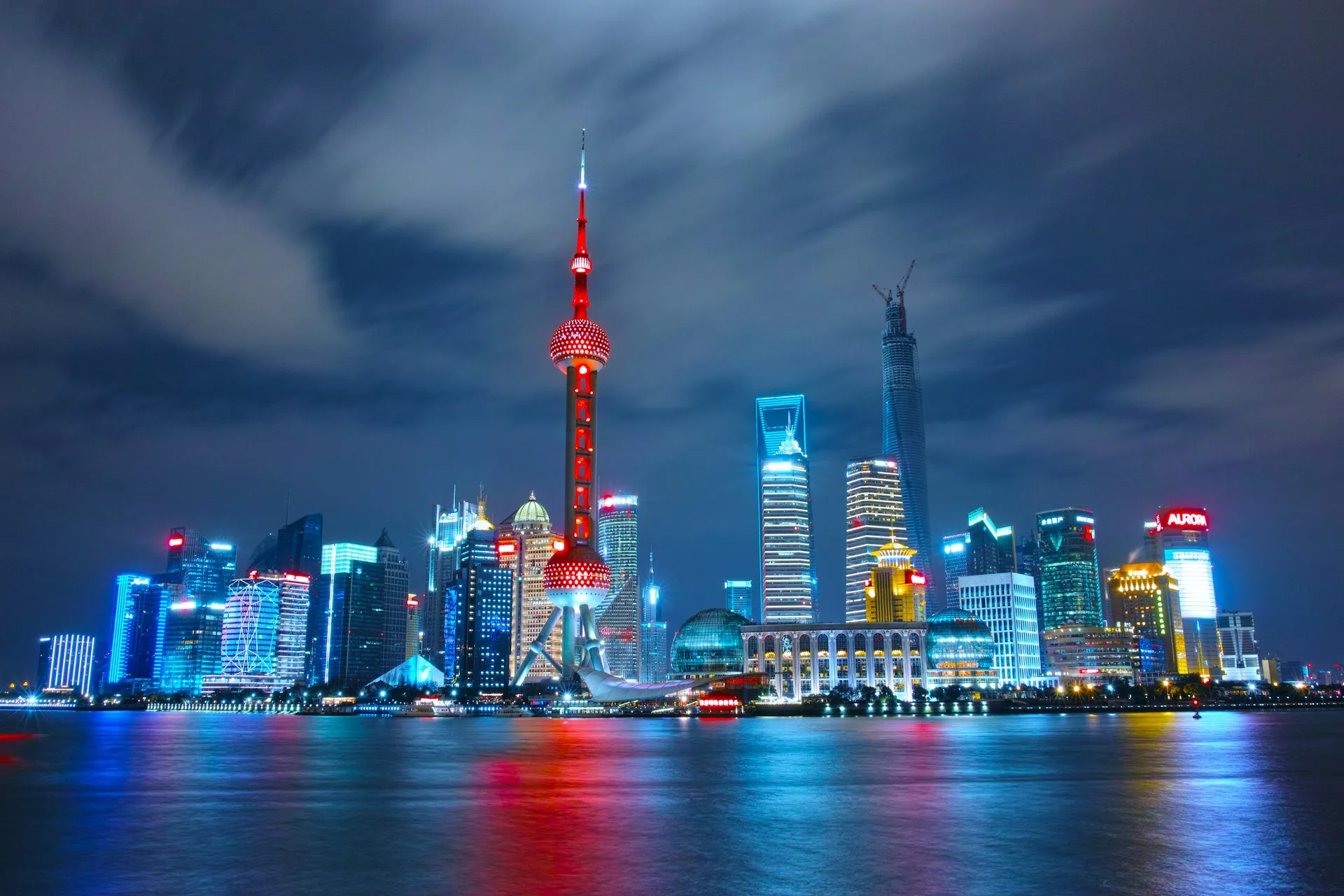 Les gratte-ciel de Pudong illuminés vus depuis le Bund, Shanghai