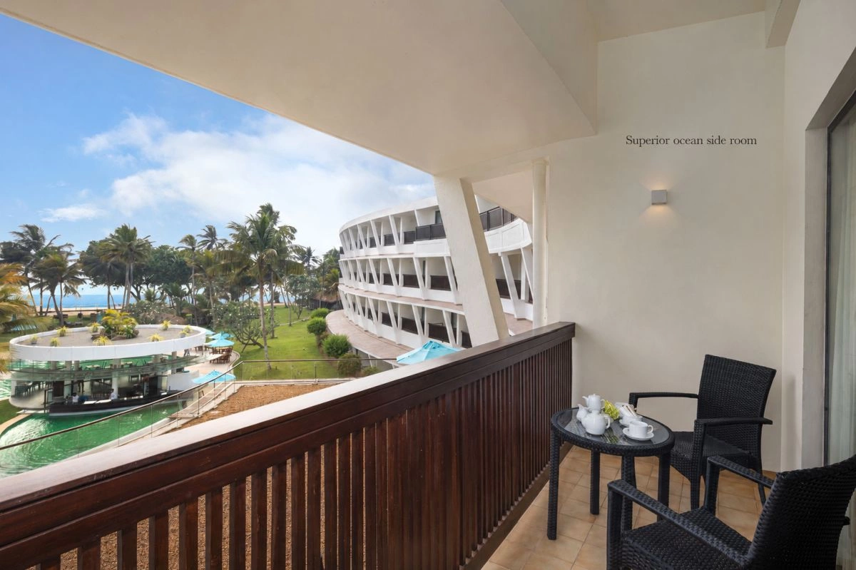 06_Balcon-Superior_ocean_side_room.jpg