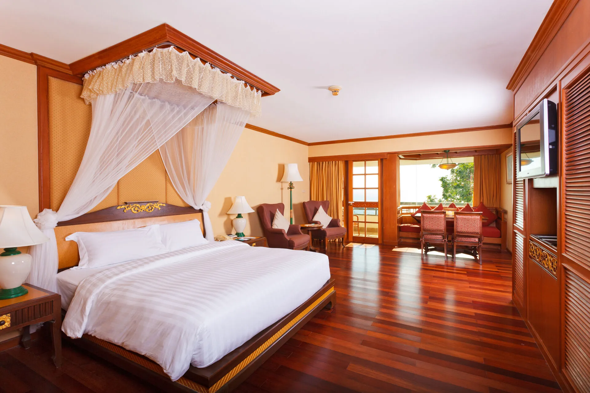Grand_Jacuzzi_Suite_01.jpg