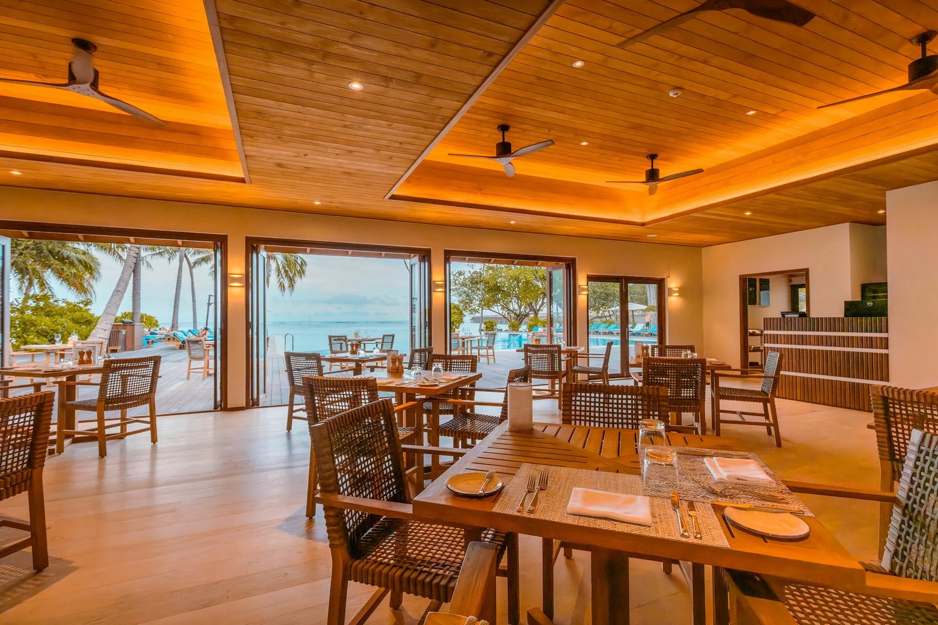 restaurant_2.jpg