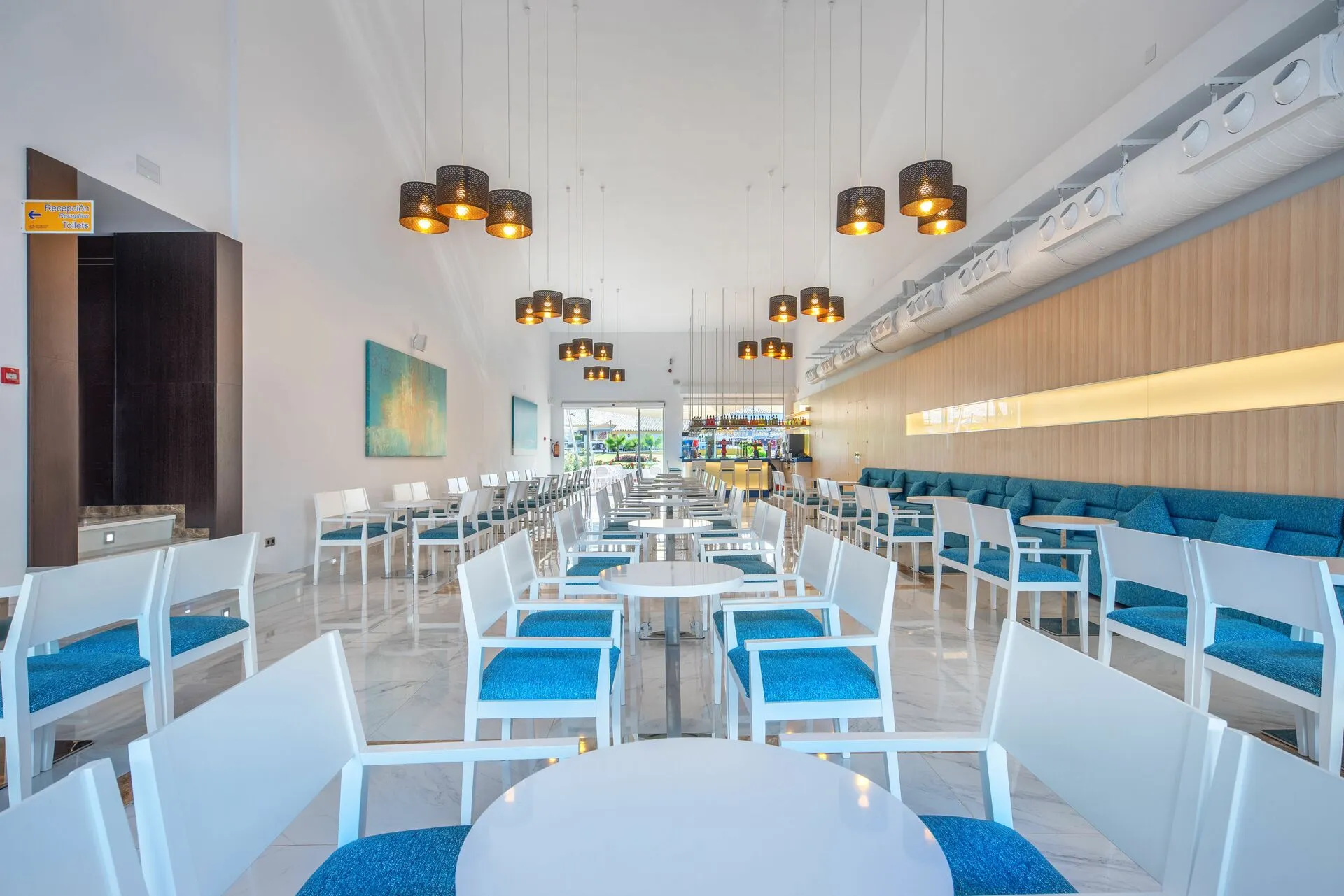 globales-playa-estepona-bar-principal-sala.jpg