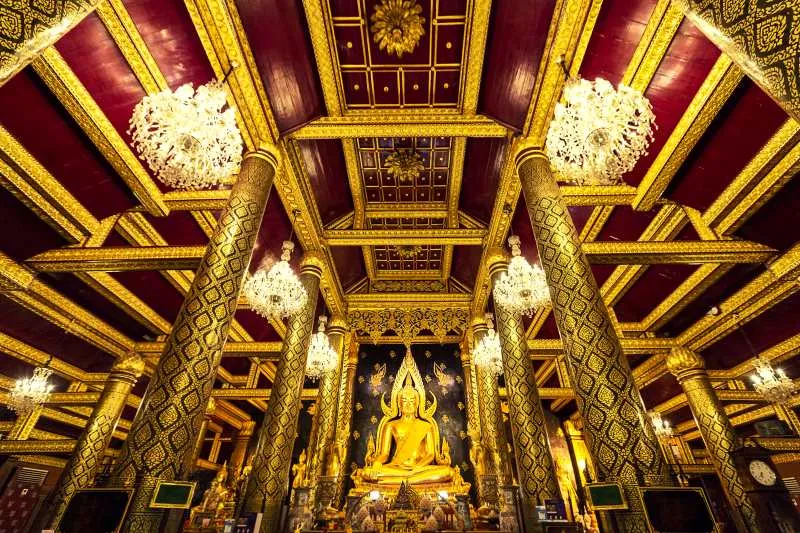 bouddha_temple_Wat_Phra_Sri_Rattana_Mahathat_AdobeStock_243350370.jpg
