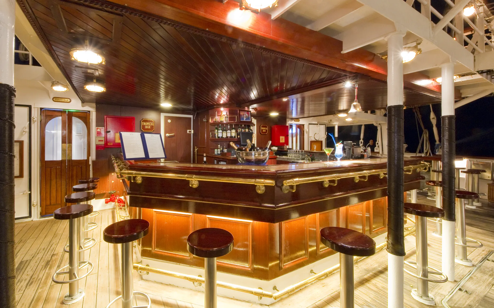 sc-interiors_Star Clipper_Tropicalbar_MP.jpg