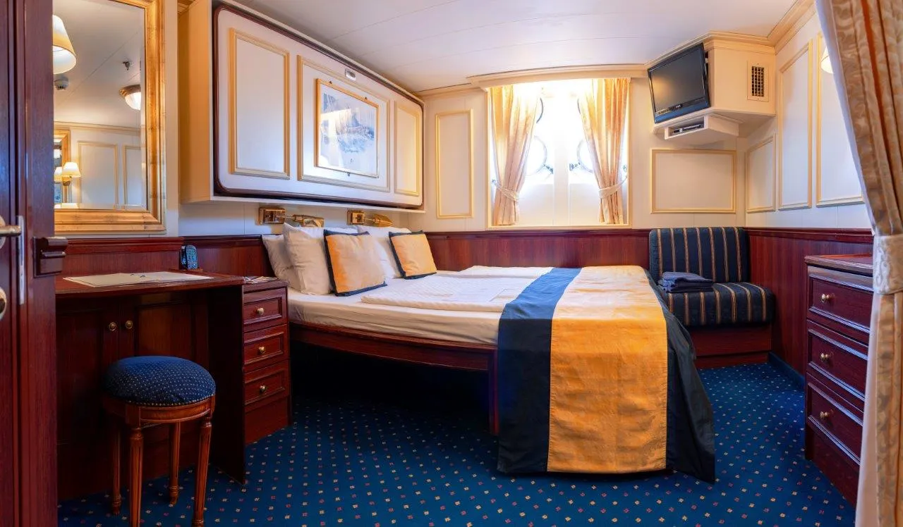 cabin-royal-clipper-cat3-118b-3rd-berth.jpg