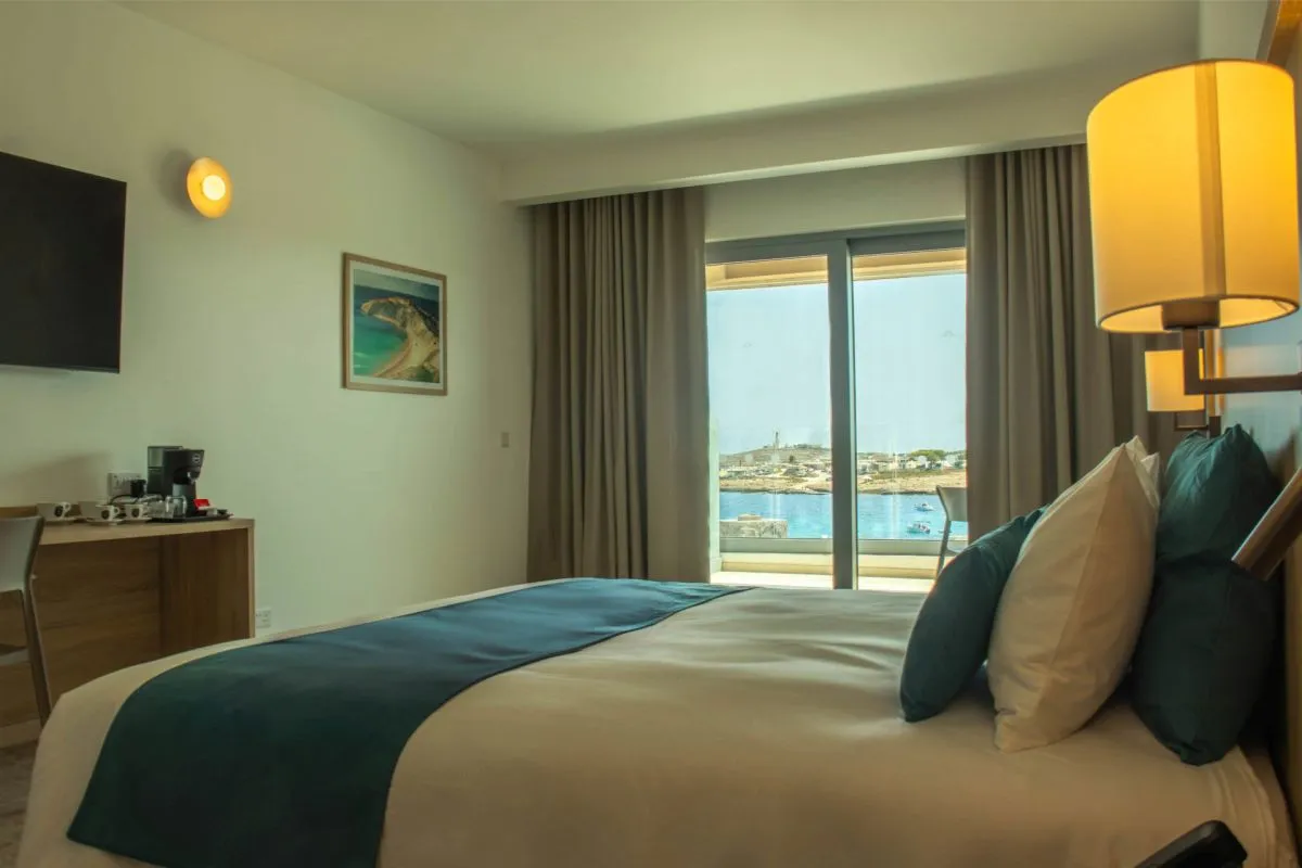 05_Deluxe_Sea_View_Room.jpg