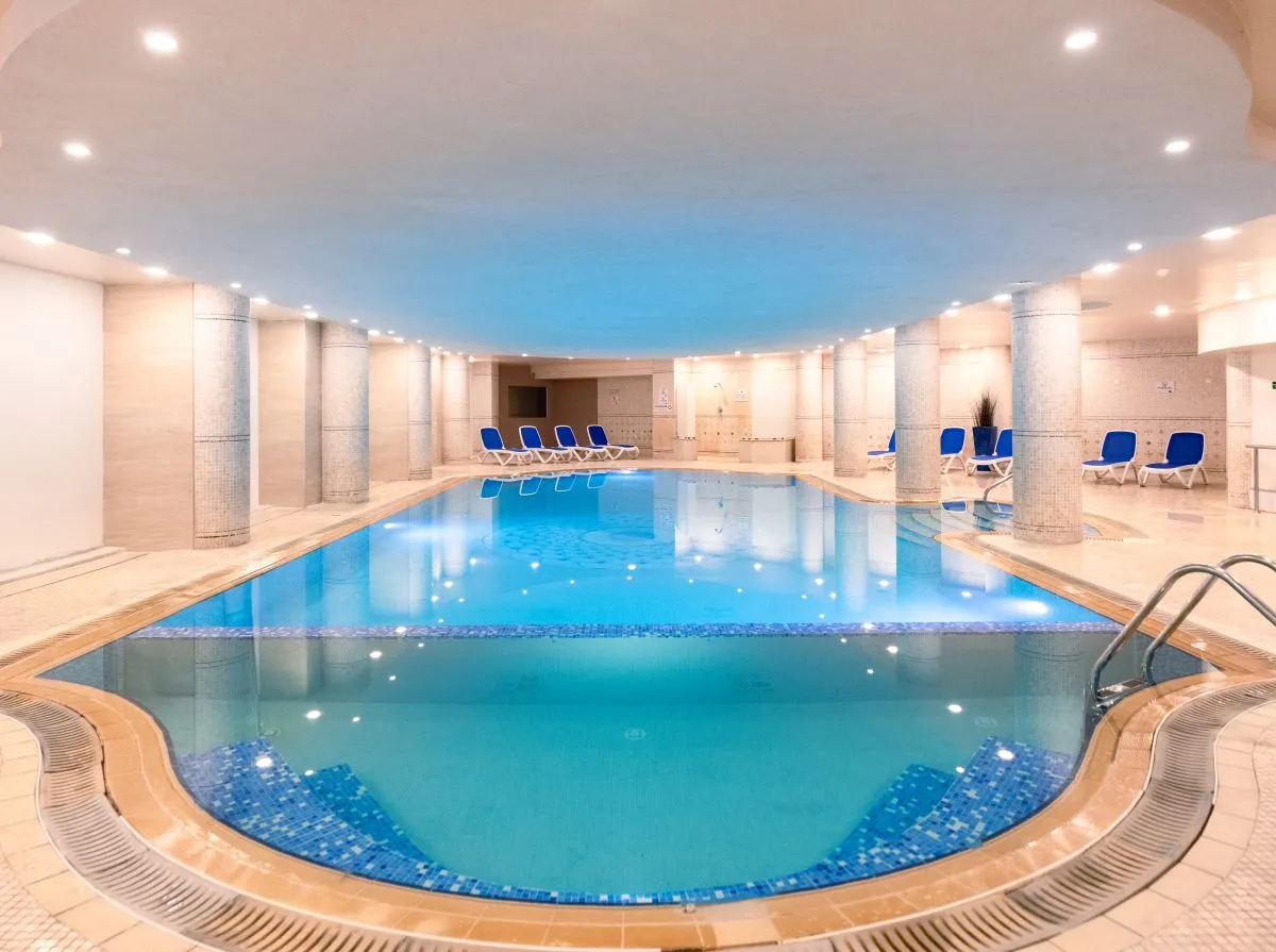 Riviera-spa-resorts-hotel-piscine-interieur.jpg