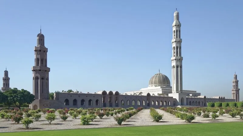 Sultan_Qaboos_Grand_Mosque,_Muscat,_Oman.jpg