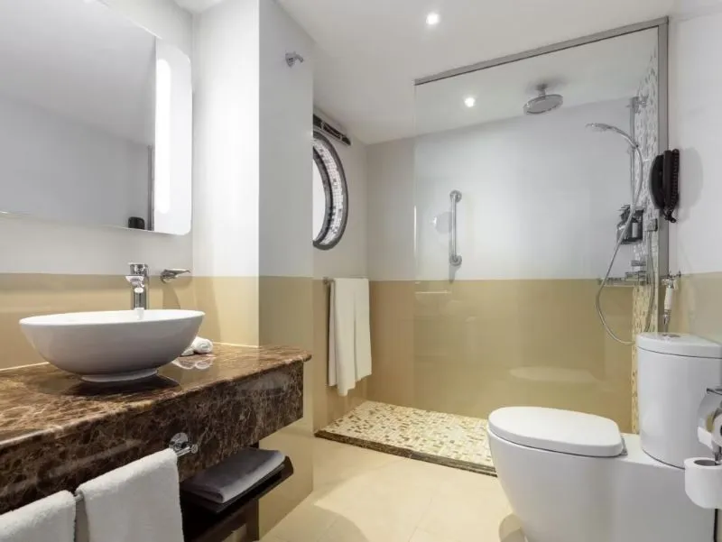 crowne-plaza-muscat-BATHROOM.jpg