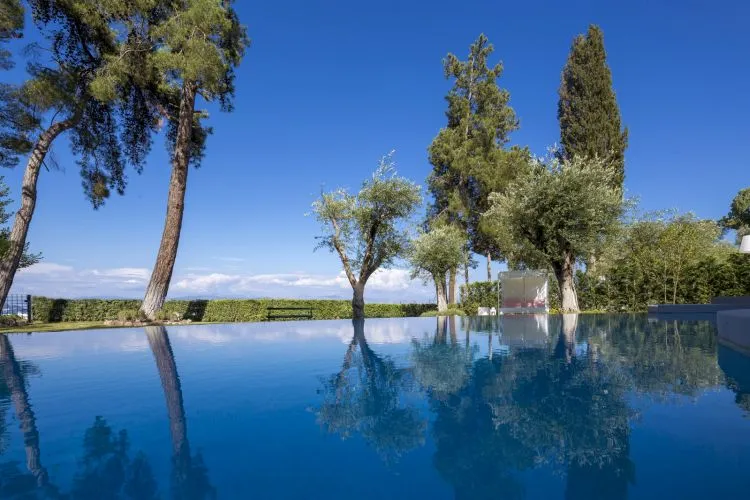 04_Deluxe_Three_Bedroom_Villa_Private_Pool_Beachfront.jpg