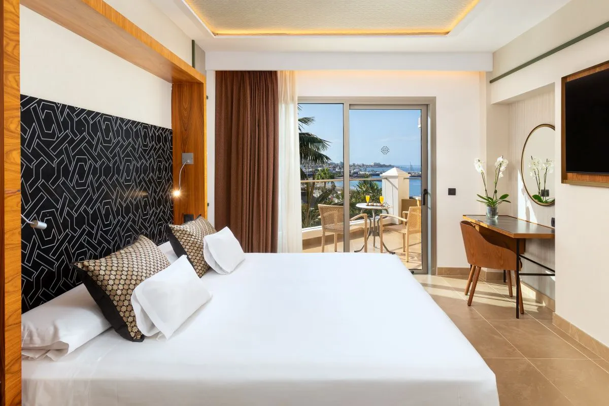 10_Superior_suite_bedroom.jpg