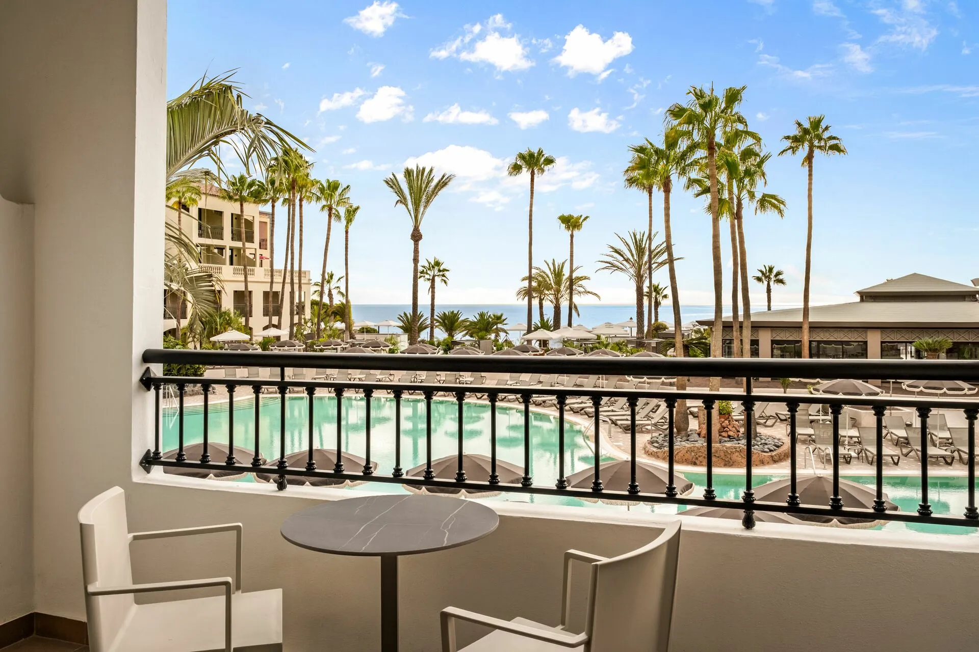 BPLTenerife_JrSuiteDeluxe_SideSeaView_King_005.jpg