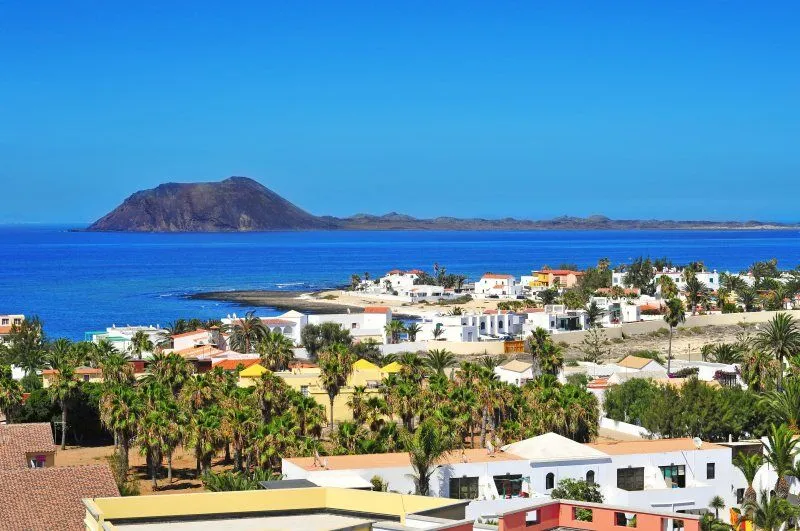 Fuerteventura_Lobos_Island_from_Corralejo.jpg