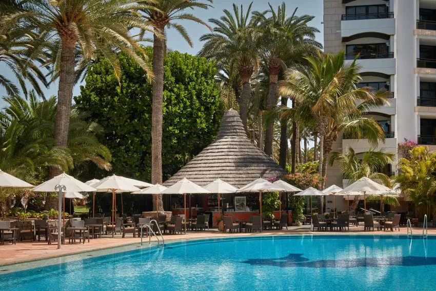 03_Seaside_Palm_Beach_Main_Pool-AfricanBar-.jpg