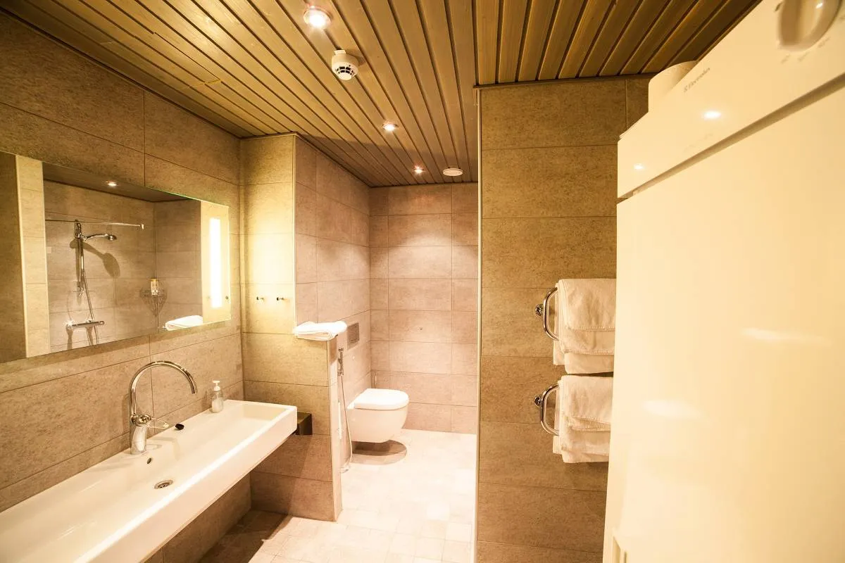 bathroom_1.jpg