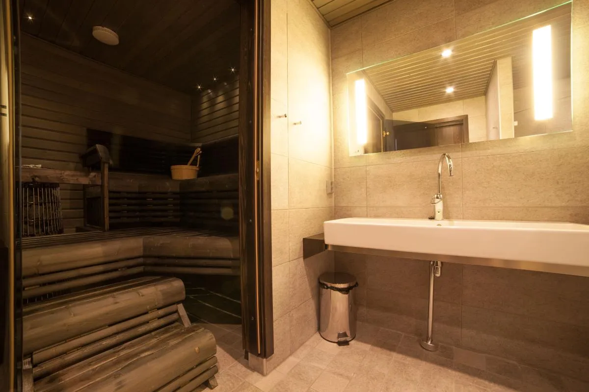 suite_bathroom.jpg