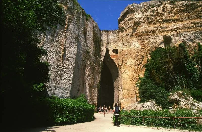 Siracusa_orecchio_Dioniso_01.jpg
